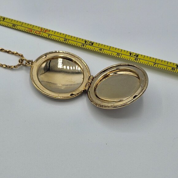 Gold-Tone Lady Right Facing Portrait Cameo Locket Necklace Chain Vintage - Picture 4 of 4